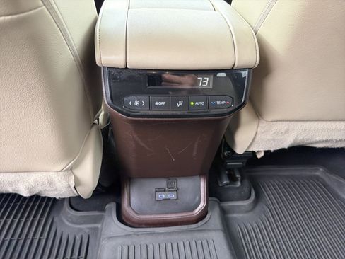 Used 2022 Toyota Highlander XLE AWD/4WD image 57