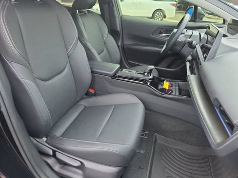 Used 2025 Toyota Prius FWD image 32