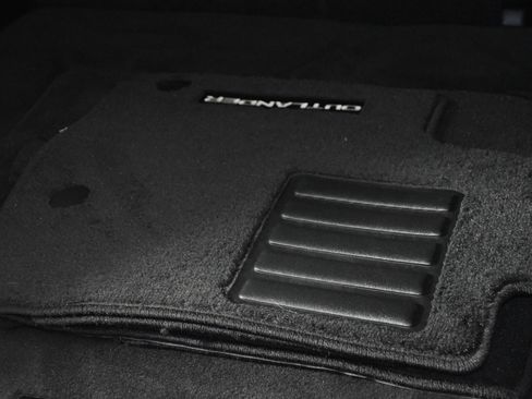 Used 2024 Mitsubishi Outlander SE image 48