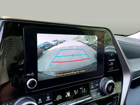 Used 2023 Toyota Highlander XLE AWD/4WD image 28