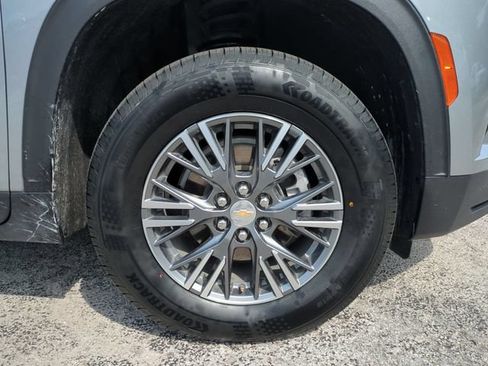 Used 2025 Chevrolet Traverse LT FWD image 11