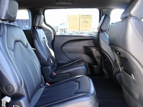 Used 2025 Chrysler Pacifica Select image 11