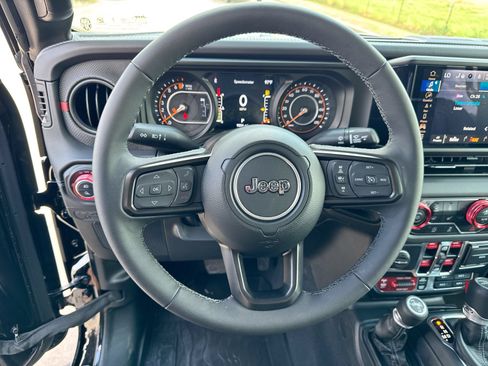 Used 2025 Jeep Gladiator Rubicon AWD/4WD image 14