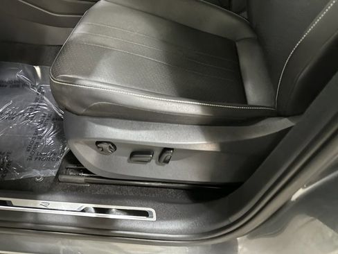 Used 2023 Volkswagen Tiguan SE R-Line image 16