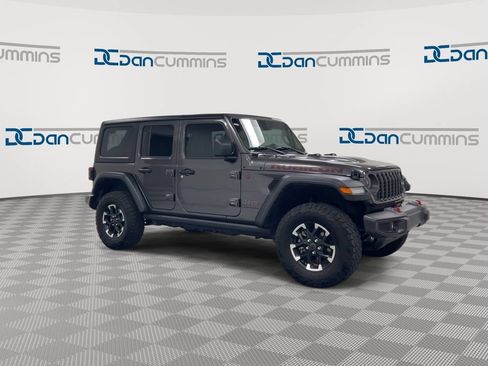 Used 2025 Jeep Wrangler Unlimited Rubicon w/ Convenience Group AWD/4WD image 2