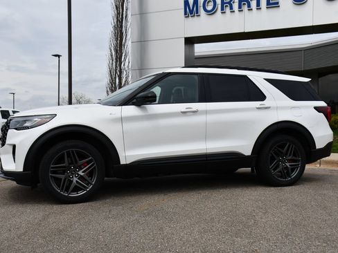Used 2025 Ford Explorer ST-Line w/ ST-Line Street Pack AWD/4WD image 2