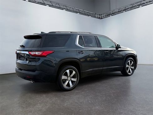 Used 2021 Chevrolet Traverse LT w/ LT Premium Package image 3