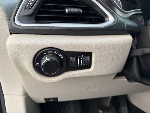 Used 2020 Chrysler Voyager Lxi image 24