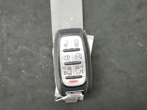 Used 2024 Chrysler Pacifica Touring-L FWD image 13