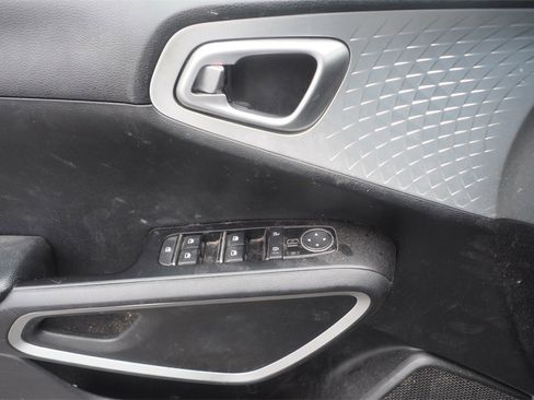 Used 2022 Kia Soul LX image 17