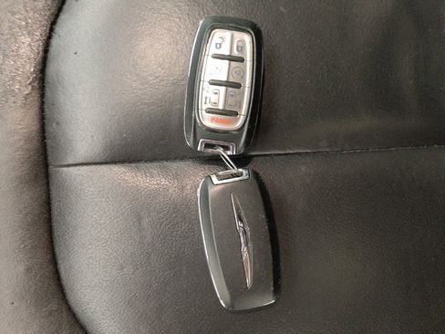 Used 2017 Chrysler Pacifica Touring-L FWD image 32