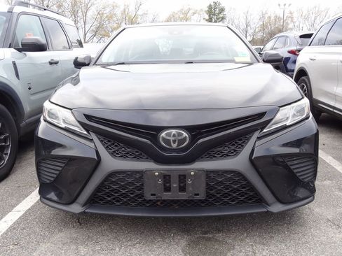 Used 2019 Toyota Camry SE image 2
