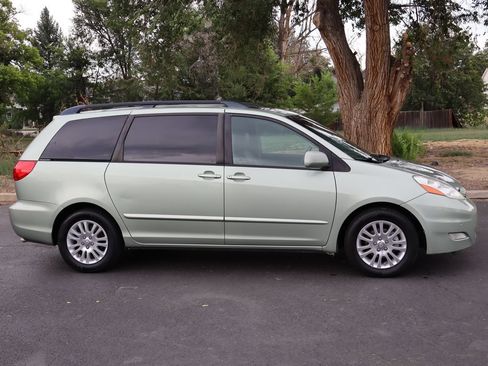 Used 2009 Toyota Sienna XLE FWD image 3
