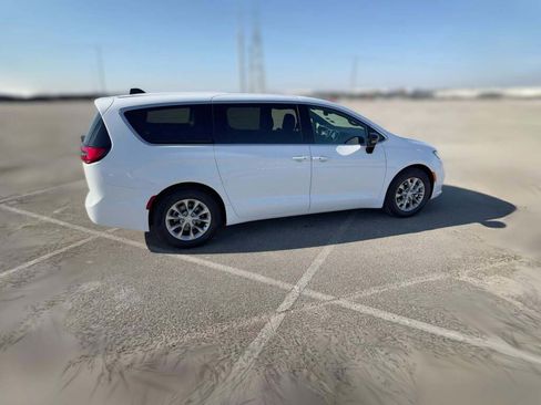 New 2026 Chrysler Pacifica Limited image 13