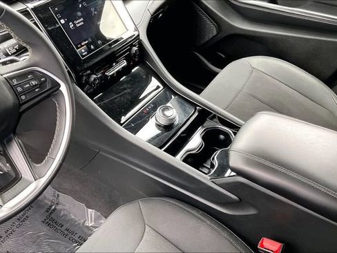 Used 2023 Jeep Grand Cherokee Laredo AWD/4WD image 17