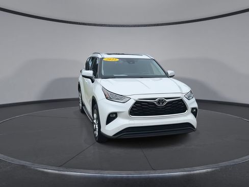 Used 2022 Toyota Highlander Limited FWD image 3