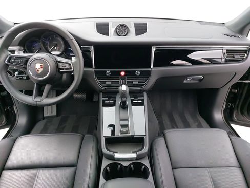 Certified 2025 Porsche Macan image 11