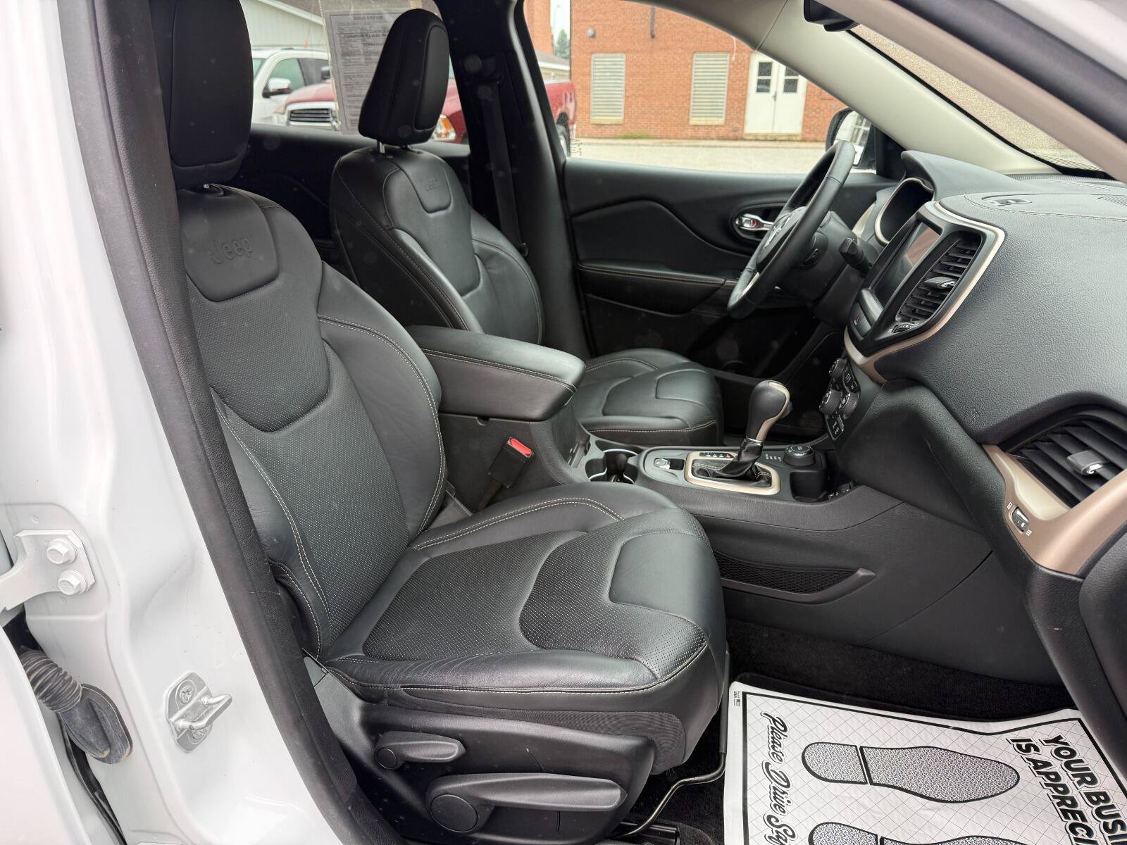 Used 2015 Jeep Cherokee Limited w/ Luxury Group AWD/4WD image 17