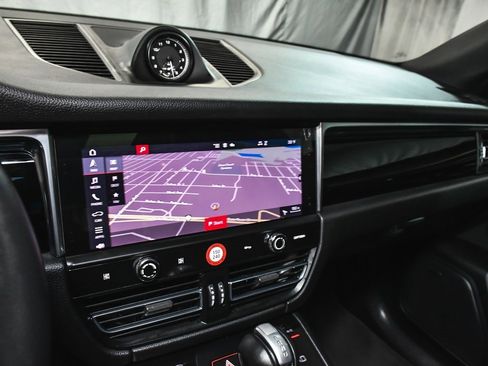 Used 2024 Porsche Macan image 39