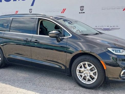 Used 2022 Chrysler Pacifica Touring-L image 6