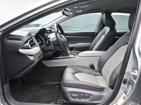 Used 2019 Toyota Camry XLE image 11