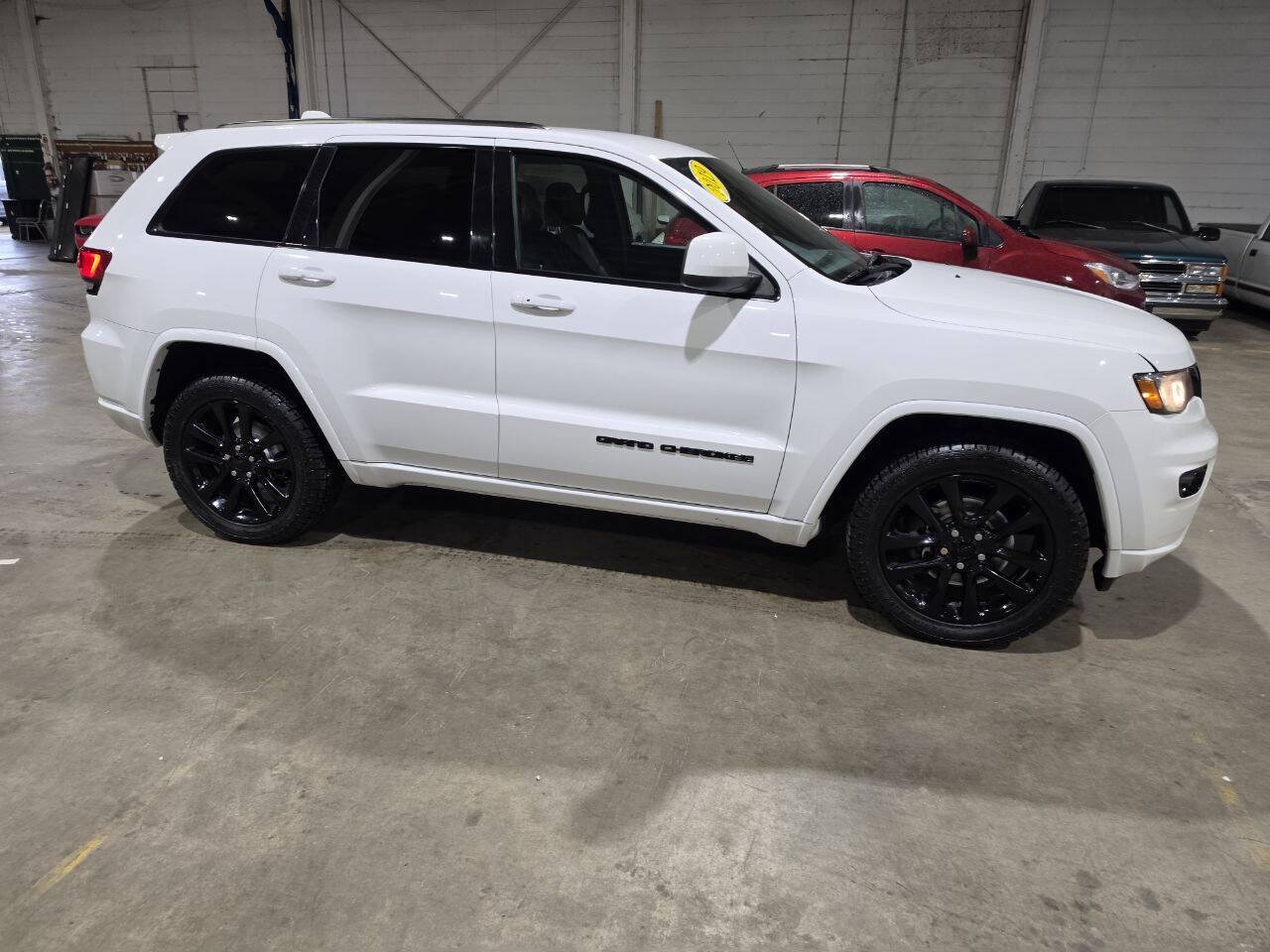 Used 2019 Jeep Grand Cherokee Altitude AWD/4WD image 17