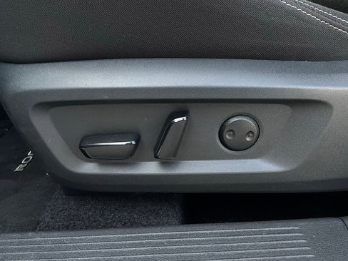 Used 2025 Nissan Rogue SV image 11