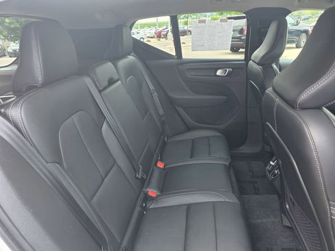 Used 2024 Volvo XC40 B5 Plus image 7