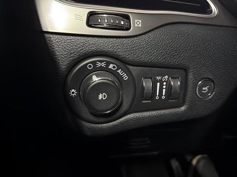 Used 2020 Jeep Cherokee Limited image 22