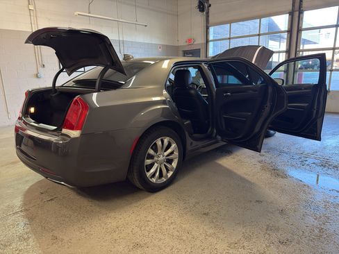 Used 2017 Chrysler 300 C AWD/4WD image 12