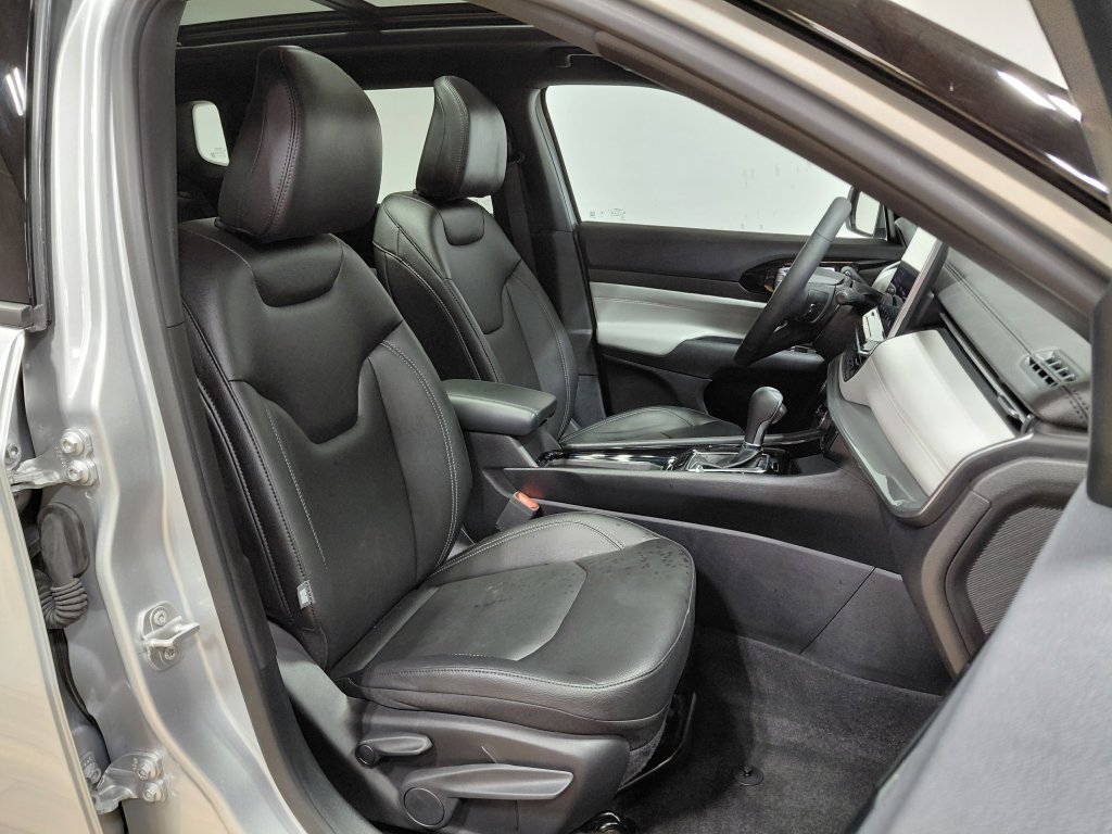 Used 2025 Jeep Compass Limited w/ Sun & Sound Group AWD/4WD image 29