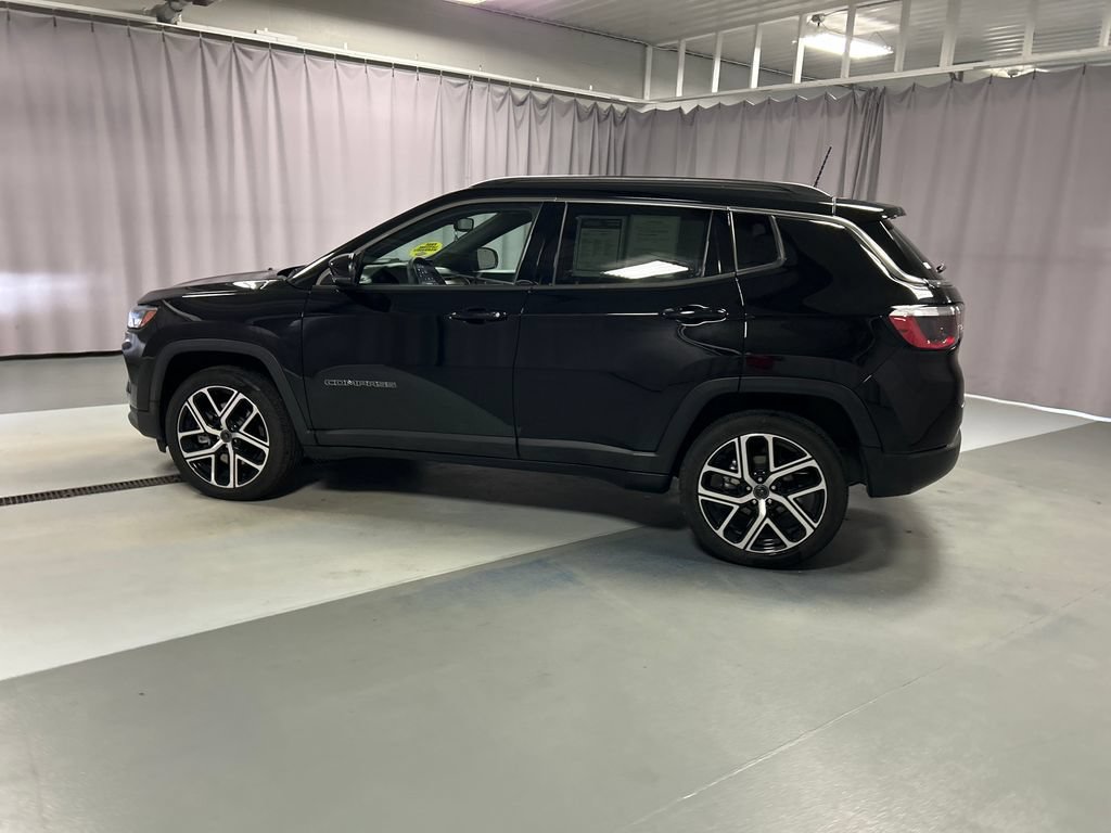 Used 2025 Jeep Compass Limited AWD/4WD image 4