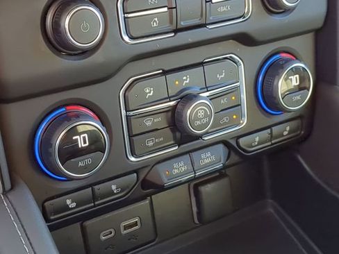 Used 2022 Chevrolet Suburban LT w/ LT Signature Package image 32