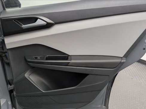 Used 2023 Volkswagen Taos SE w/ Panoramic Sunroof Package FWD image 18