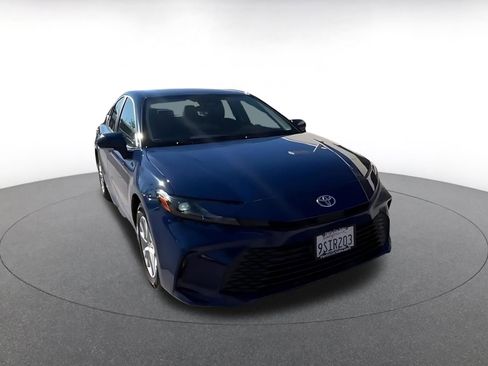 Used 2025 Toyota Camry LE image 3