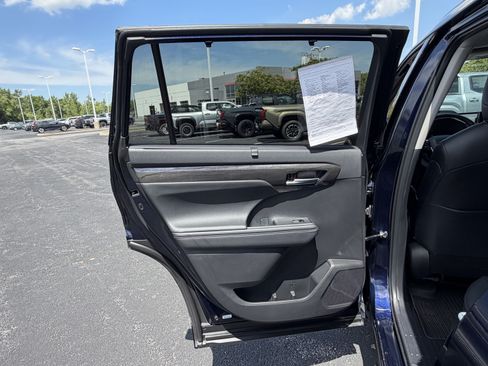 Used 2024 Toyota Highlander Platinum AWD/4WD image 19