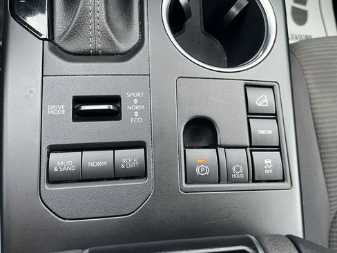 Used 2024 Toyota Highlander LE image 21