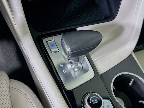 Used 2025 Genesis G70 2.5T image 25