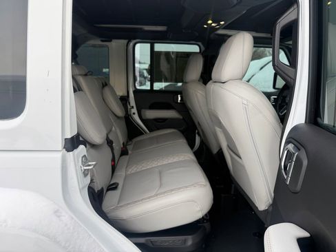 Used 2022 Jeep Wrangler Unlimited Sahara image 16