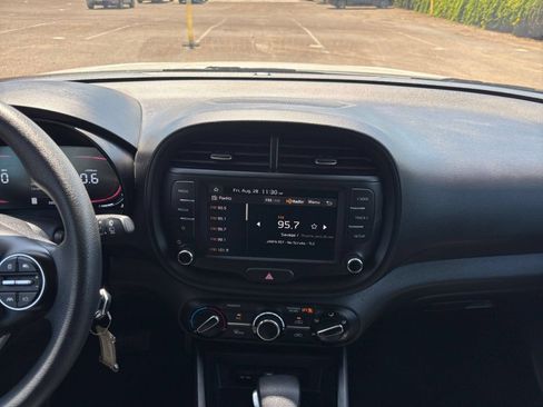 Used 2025 Kia Soul LX w/ LX Technology Package FWD image 16