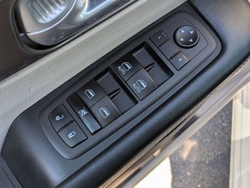 Used 2024 Chrysler Pacifica Touring-L FWD image 22
