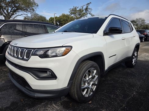 Certified 2022 Jeep Compass Latitude image 3