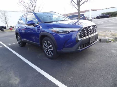 Used 2023 Toyota Corolla Cross XLE image 2