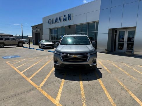 Used 2023 Chevrolet Traverse LT FWD image 2