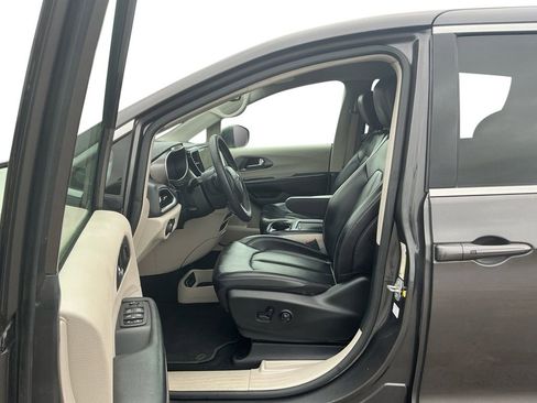 Used 2023 Chrysler Pacifica Touring-L image 14