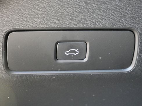 Used 2023 Volvo XC40 Recharge Ultimate image 22