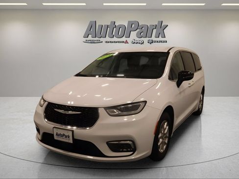 Certified 2024 Chrysler Pacifica Touring-L FWD image 3