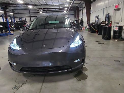 Used 2024 Tesla Model Y Long Range AWD/4WD image 3