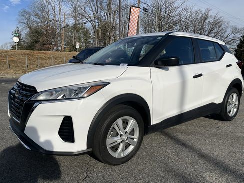 Used 2023 Nissan Kicks S image 3