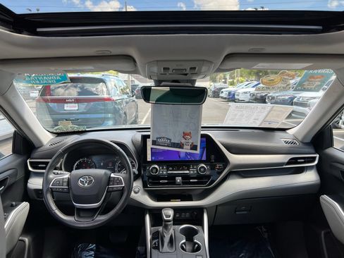 Used 2023 Toyota Highlander XLE FWD image 46